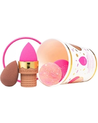 Подарочный набор Signature blender (2 Спонжа Beautyblender + Подставка Ice Cream Cone Nest + Мини-мыло Blendercleanser для очищения спонжей и кистей + Силиконовая подушечка для очищения инструментов от косметических средств)