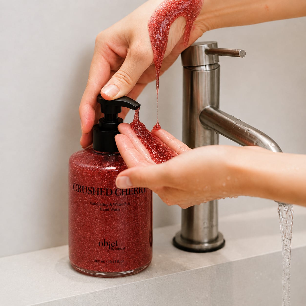 Отшелушивающее жидкое мыло для рук Objet By Kundal Exfoliating & Waterfull Hand Wash Crushed Cherry, 300 мл - фото 3